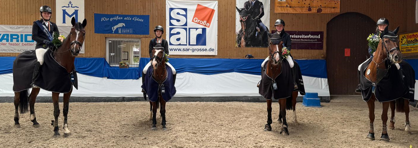 Die Hallenkreismeister Nordwestmecklenburg Springen: v.l. Paula Fatteicher, Zoe Wintgen, Maxi Marlene Maaß, Emma Schomann. © G. Habenstein
