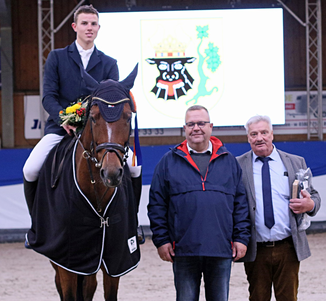 Gadebusch‘ Bürgermeisters Arne Schlien (CDU) und Turnierleiter Dr. Lothar Makowei gratulieren Mathies Rüder zum Sieg. © KaLo