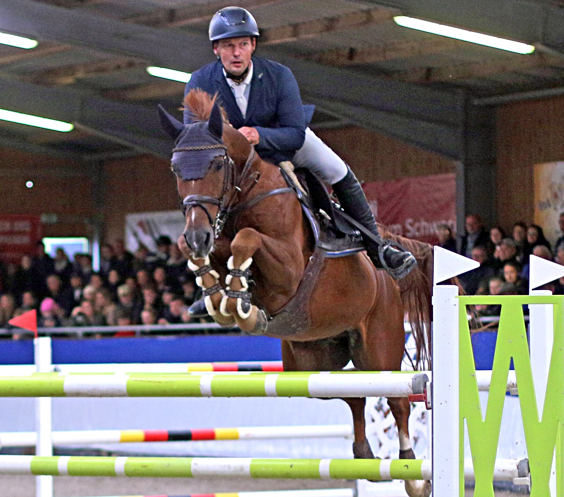 Christoph Lanske in guter Form: Nach Stechteilnahme im Großen Preis von Mühlengeez und S-Sieg im heimischer Halle in Hohen Wieschendorf wurde er mit Armicornit H diesmal Zweiter im Großen Preis. © KaLo