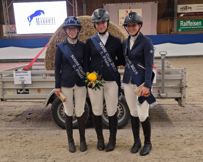 Im Rahmen der Show wurden die Besten Junioren im Nordwestcup geehrt, eine Serie von A-Springen. Siegerin Felina Pawandenat (Gr. Stieten), Zweite (l.) Zoe Fabienne Lohberger (Gadebusch), Dritte (r.) Jette von Raden (Gadebusch). © J. Wego