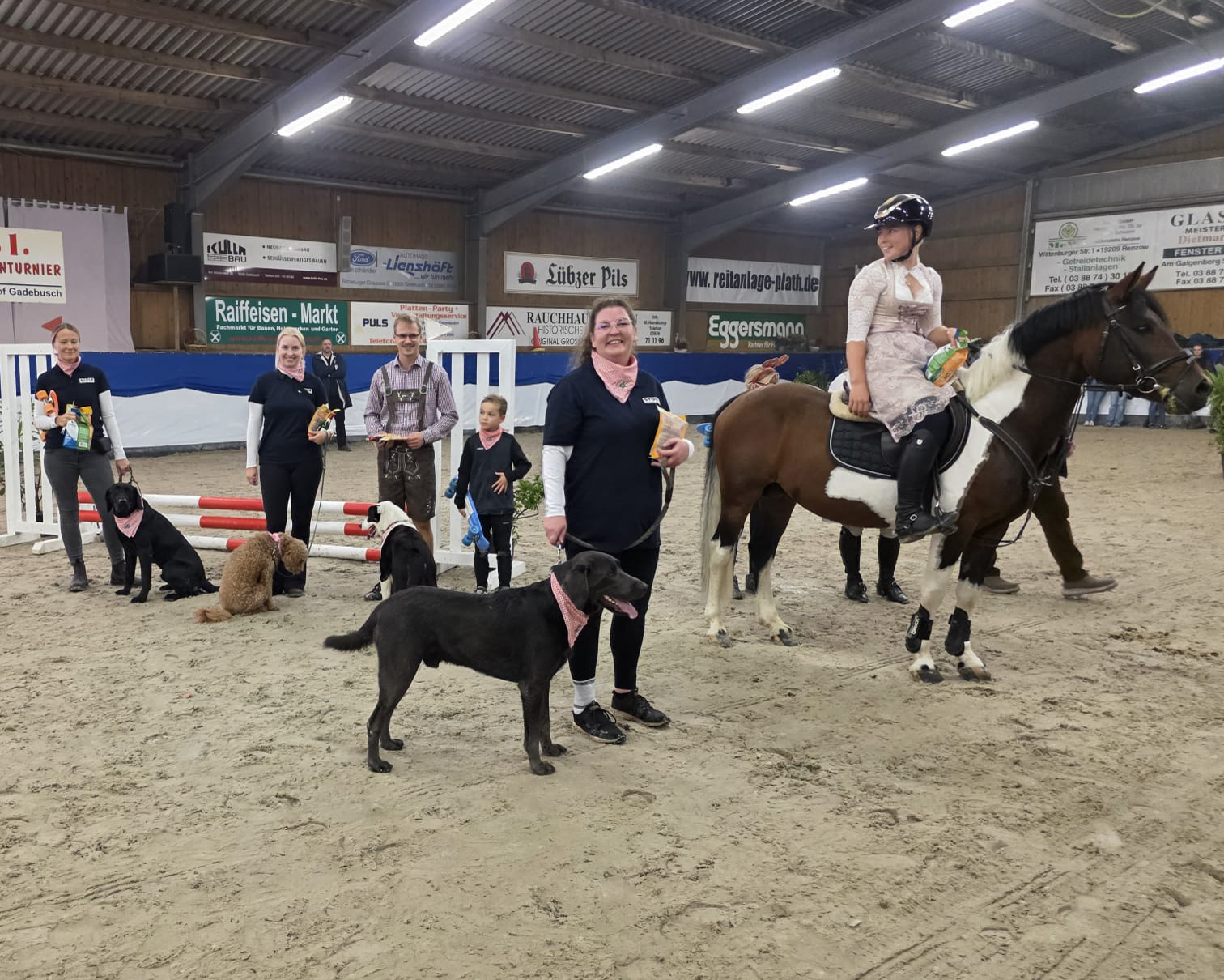 Das rasante Showbild „Jump and Run“ mit Damen auf Ponys, Kindern aus Gadebusch und Hunden (2 Labrador‘, 1 Goldendoodle und 1 Appenzeller Sennenhund). © J. Wego