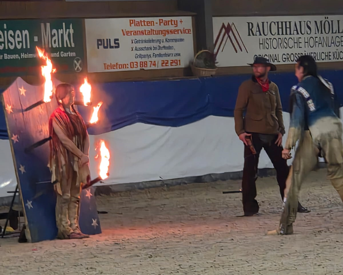 Wolfgang Kring aus Neu Damerow trat mit seiner Apache Live-Show auf. © J. Wego