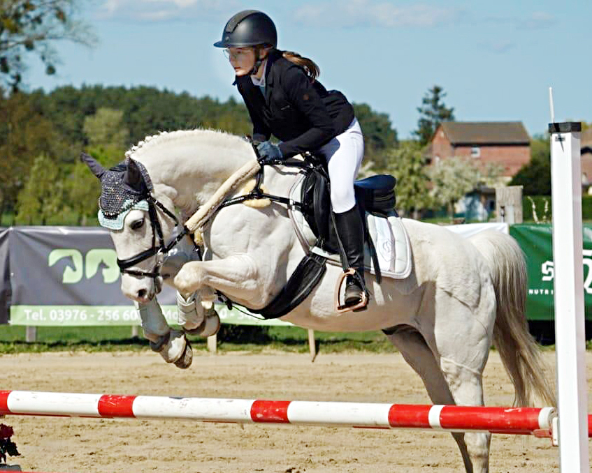 Zu zwei Stilspringsiegen kam Emma Ebel (Enkelin des Turnierleiters). Mit One For All Ixes (Foto) gab es Stilnote 8,0. © privat