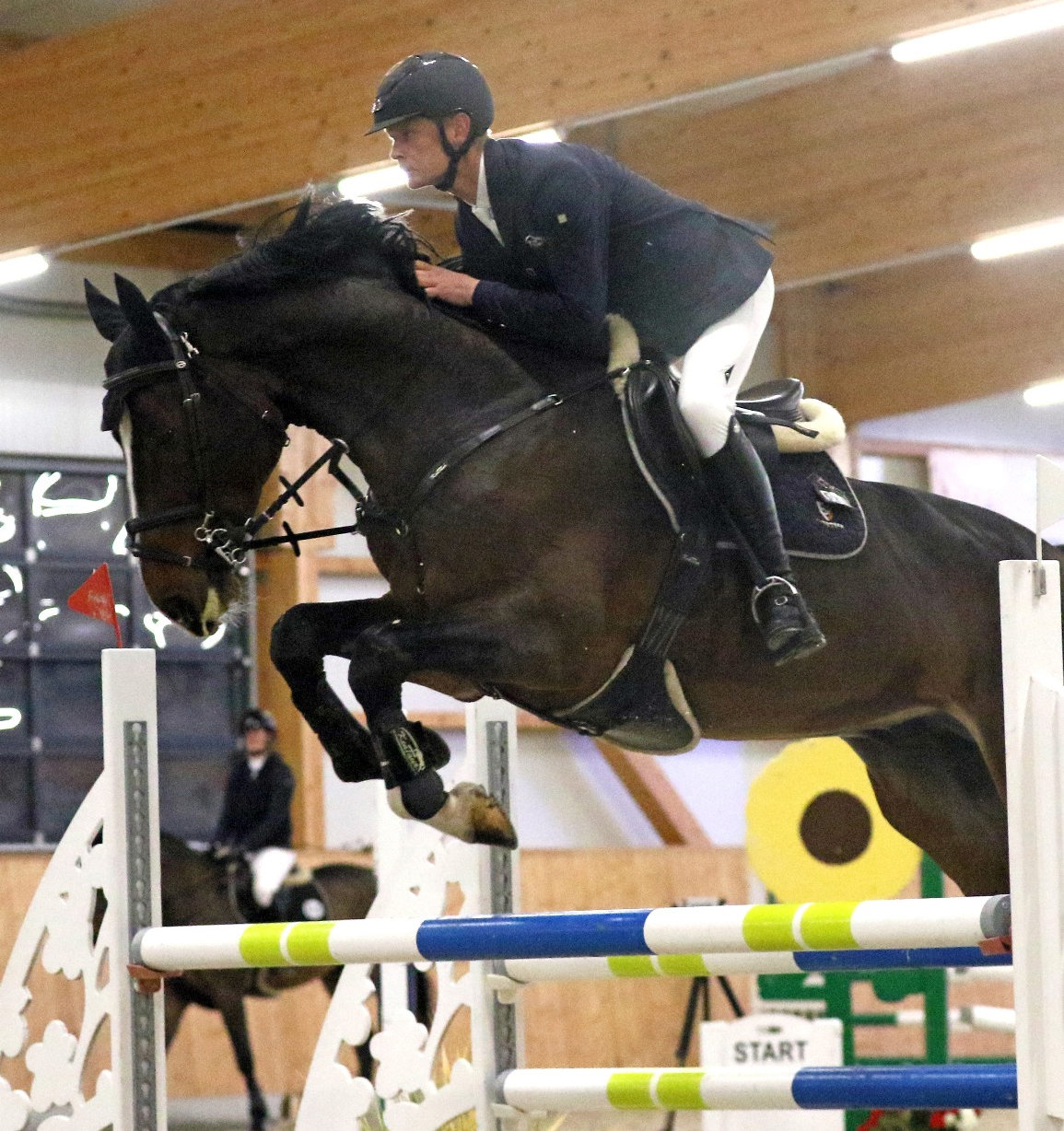 Auch Felix Ewald aus dem brandenburgischen Rhinow gehörte wieder zu den Siegern, der mit dem Hengst Tornado SH OLD die 2. Abteilung des Youngster Springens gewann. © KaLo
