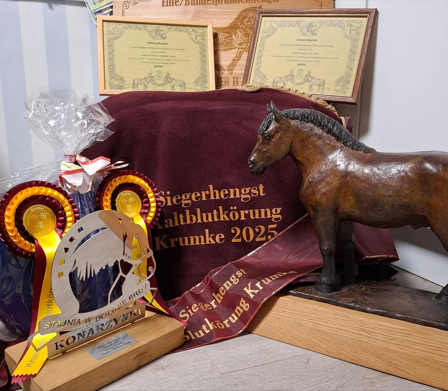 Die Urkunden, Andenken, Ehrenpreise und der Wanderehrenpreis für den Siegerhengst.