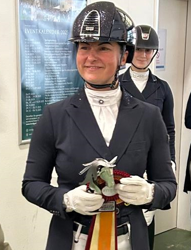 Große Freude bei Susanne Voß über den S-Sieg in Redefin. © privat