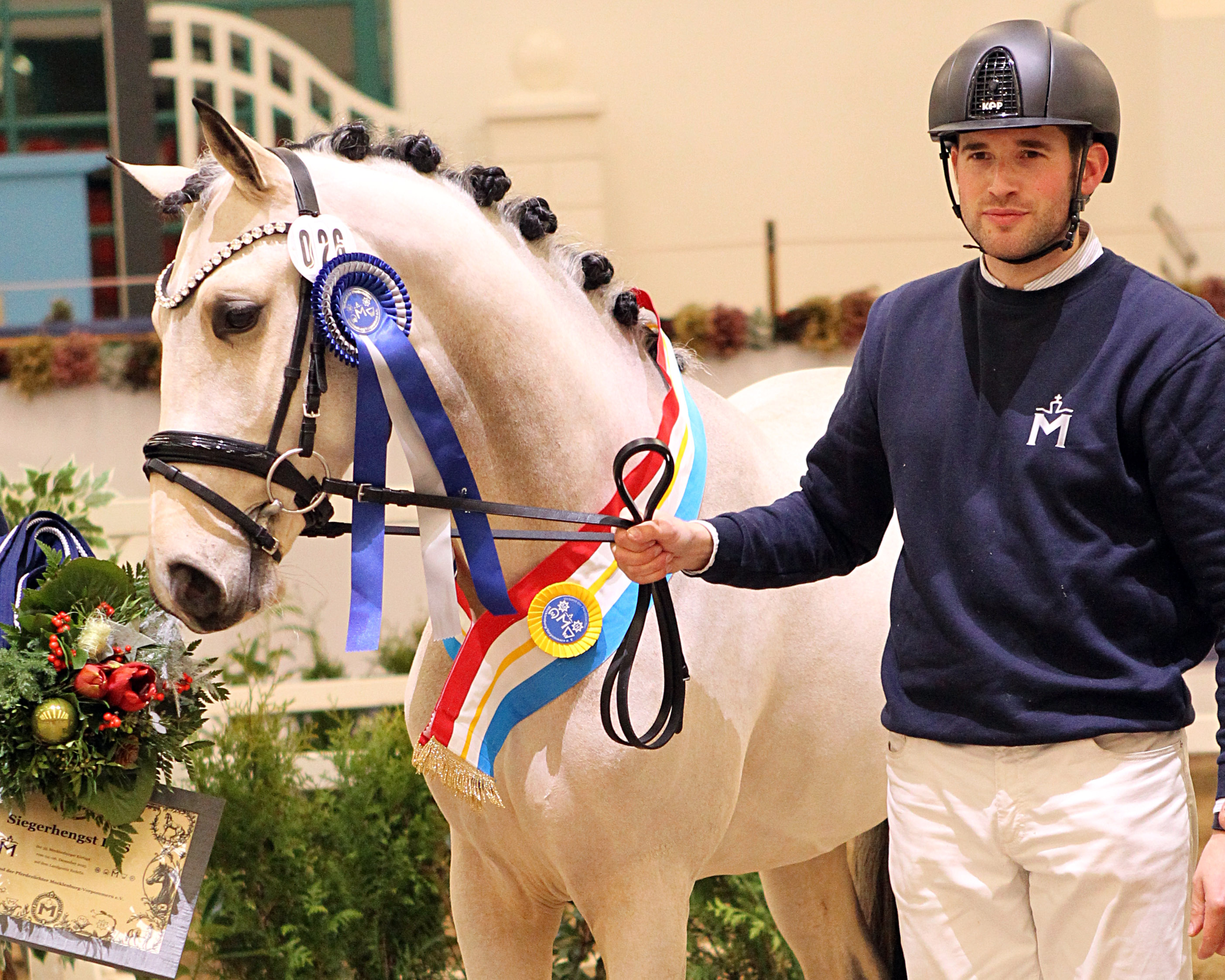 Lucas Kückelhaus mit dem Ponysieger von Gold Edition D WE aus familieneigener Zucht. © Jutta Wego