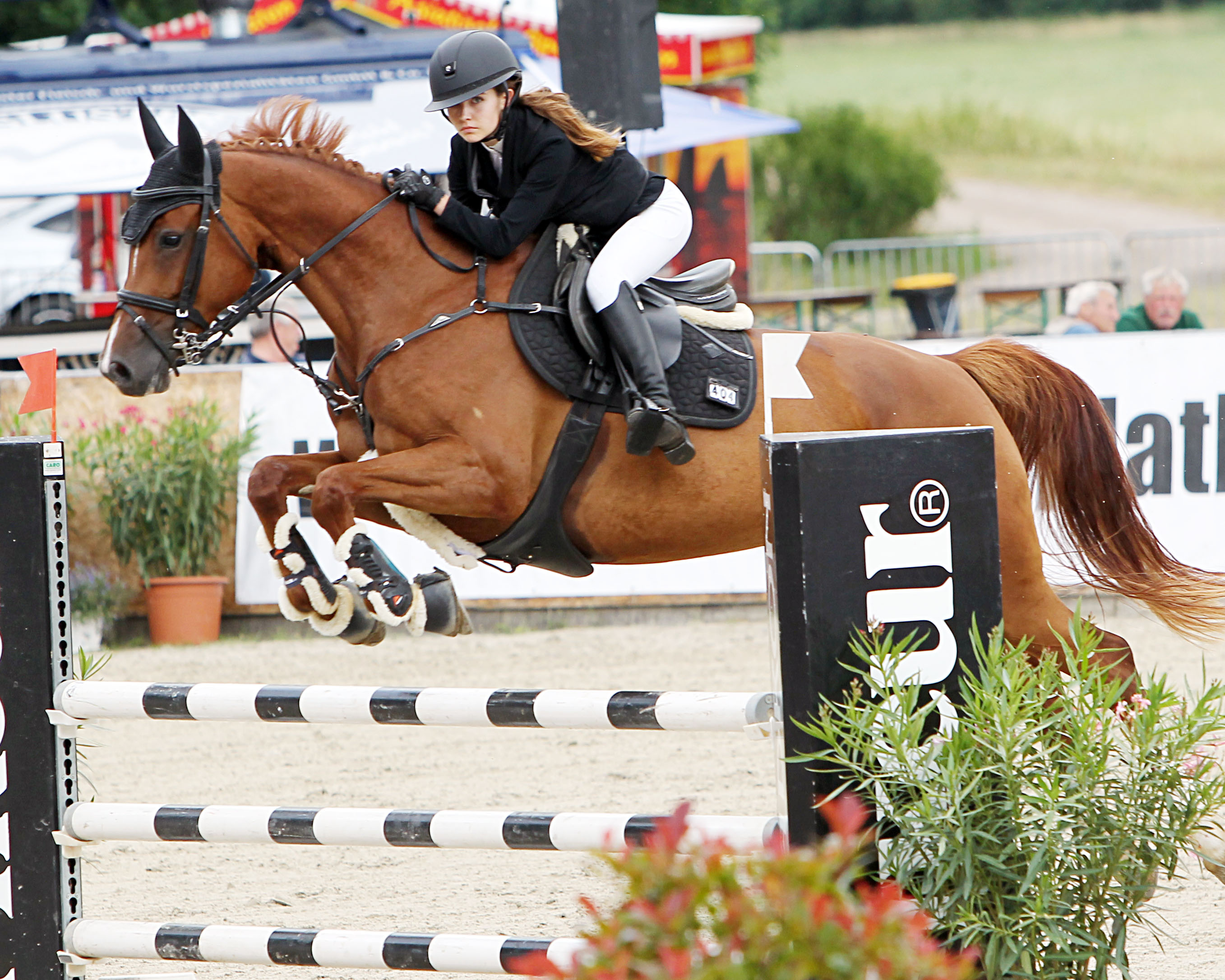 Auch Chiara Chantal Schmidt (Cramon) platzierte sich in beiden Sichtungsstilspringen mit Ma Cherie DMS (hier bei der Landesmeisterschaft in Redefin). Archiv Wego