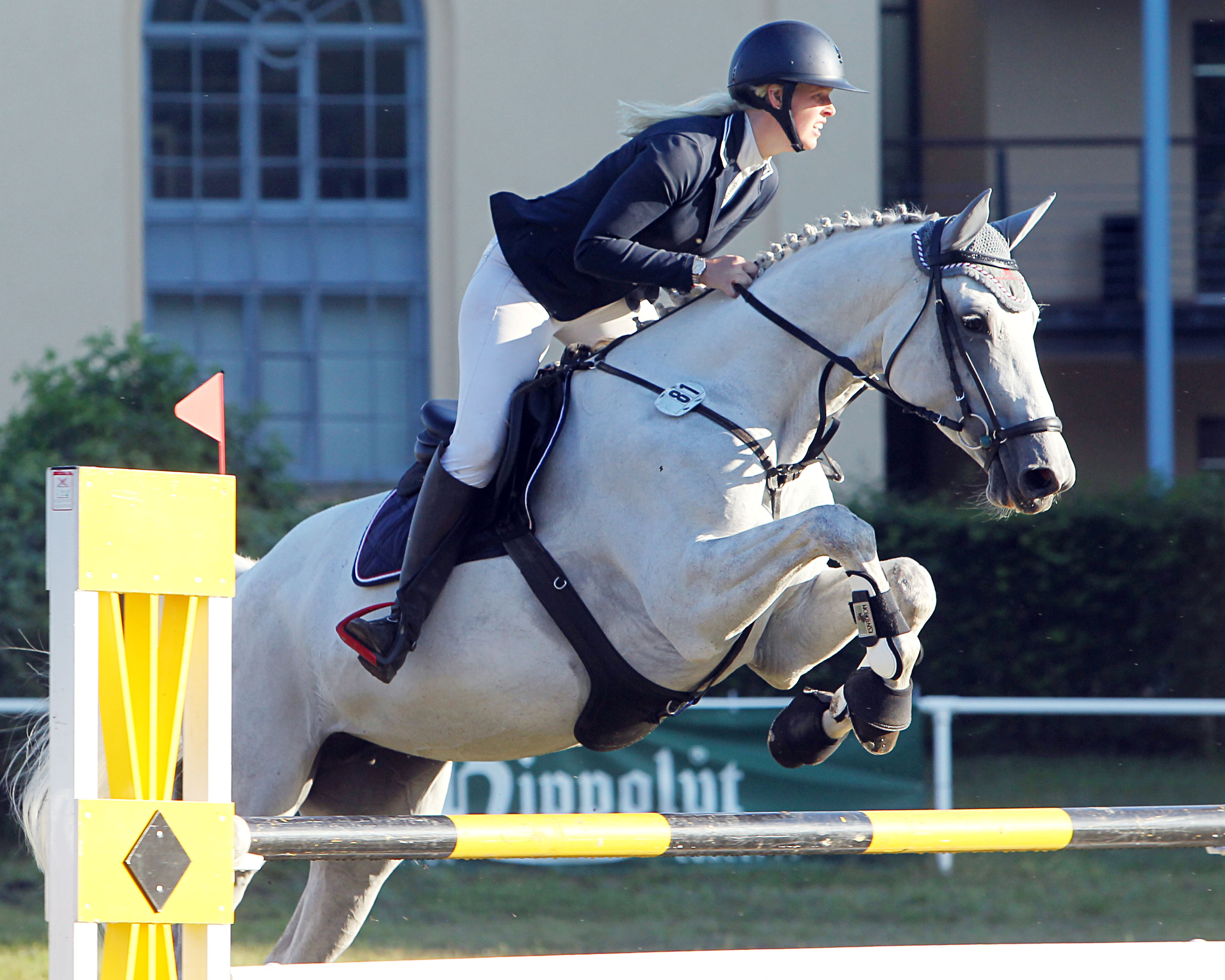 Zum Sieg in einem A-Springen ritt Svenja Gradert (Neu Kalis) mit Roxella H. Das Foto zeigt sie in Güstrow mit Cartari. © Archiv Wego