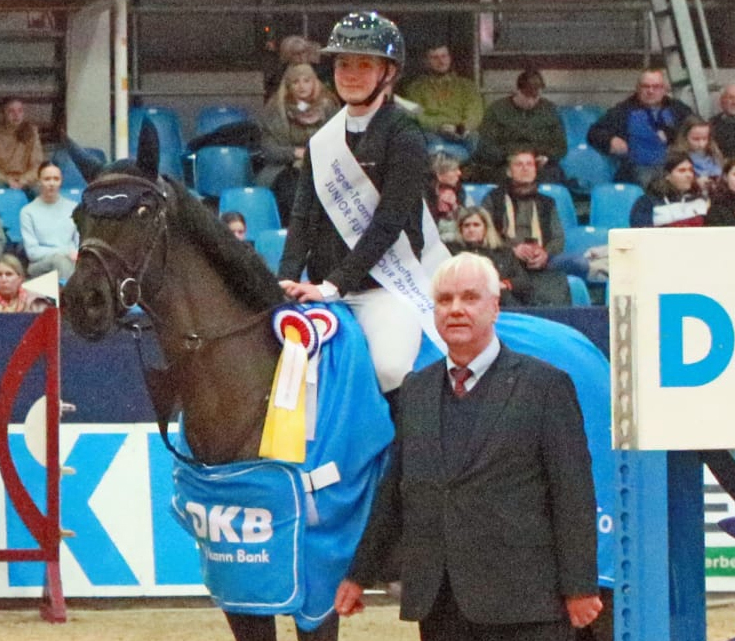 Gratulation für den Sieg von Paula Nagel im Finale der Junior-Future-Tour auch von Hans-Joachim Begall, dem Präsidenten des Landes-Pferdesportverbandes MV.