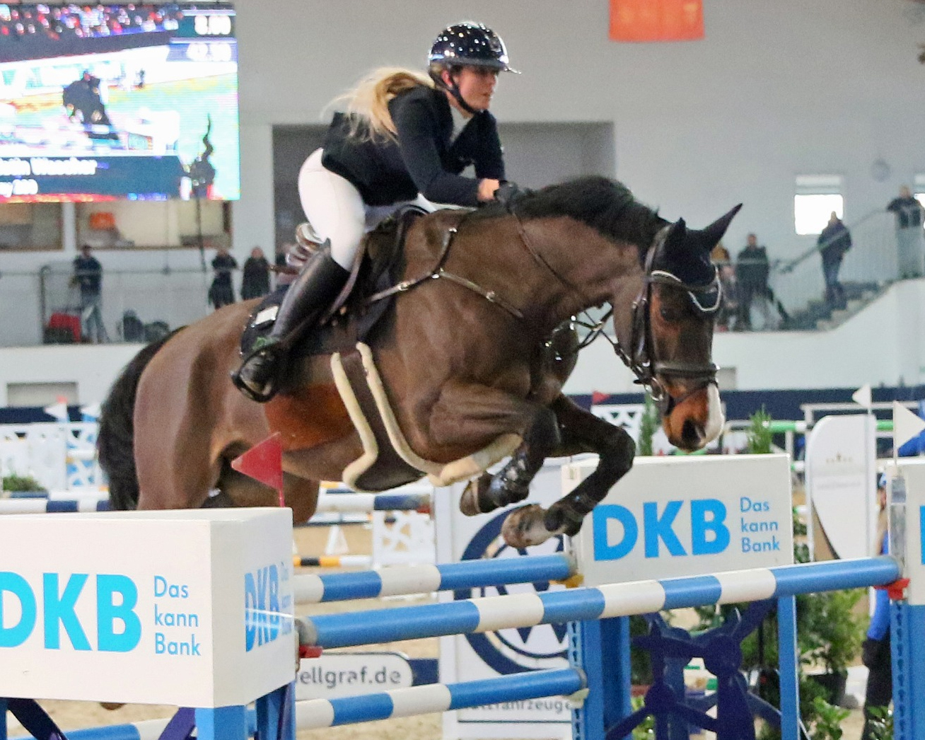 Mit einem schnellen Ritt gewann Christin Wascher mit Quincy am Freitagabend den Preis der Firma Peer-Span © Brit Placzek