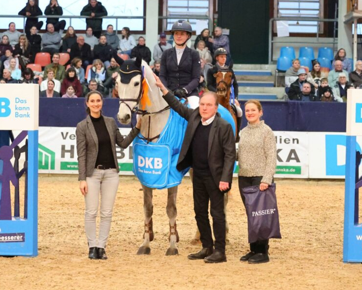 Die in Niedersachsen lebende Finnin Annina Nordström hat mit dem Schimmel Esquire Z das Championat gewonnen, den Großen Preis der DKB. Turnierleiter Herbert Ulonska gratuliert. © Brit Placzek