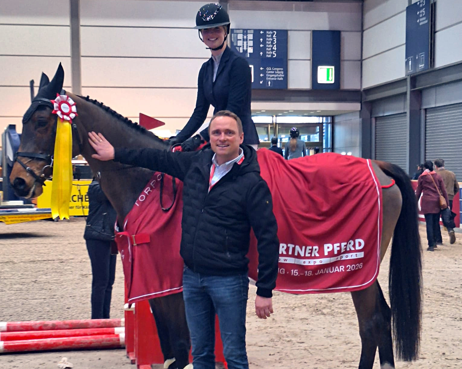 Leipzig: Schwaanerin Charleen Steinke gewinnt Partner Pferd Junior Cup