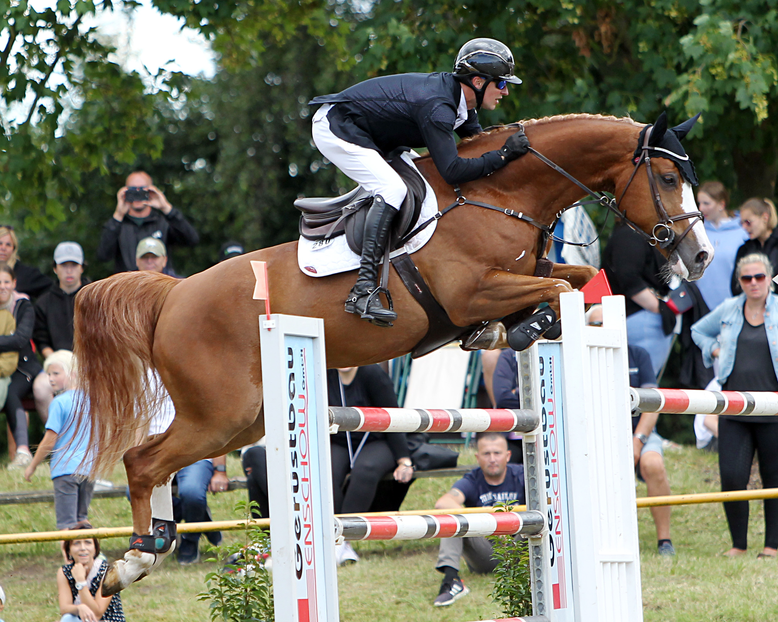 Im M-Springen am Samstag gewann Turnierleiter Christoph Lanske beide Abteilung, die erste mit dem 9-jährigen M&M s van de Zuuthoeve Z. © Archiv J. Wego