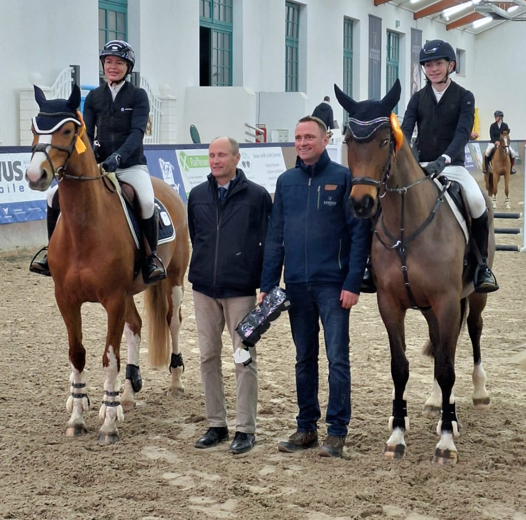 Die beiden Sieger im abschließenden A-Stilspringen mit Stilnote 8,0. Rechts Finn Strohbehn (Redefin) mit Wanda, links Nicole Brüninghaus (Garlitz) mit Milchschnitte. Es gratulieren Richter Jens Thormählen (l.) und Landestrainer Heiko Strohbehn (Vater des Siegers Finn Strohbehn. © Annett Strohbehn