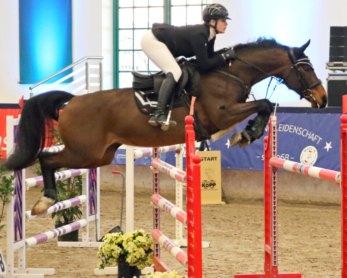 Mit taktisch klugen Ritten holte sich die 17-jährige Amelie Kutsch mit Denise den Titel bei den U25 Nachwuchsreitern. © KaLo