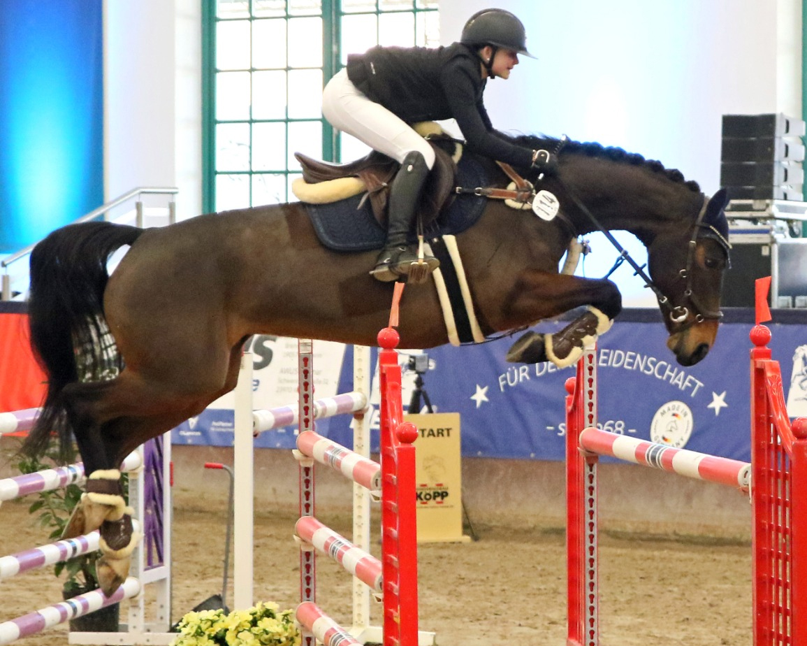 Bei ihrem zweiten Start in einem M2*-Springen gab es für die 14-jährige Fiby Sosna mit D’Amour du Foret Z einen Sieg. © KaLo