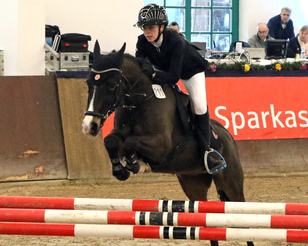 Elli Mau saß im Sattel des 18-jährigen Pony Luna, gewann mit 8,5 das Stilspringen und den Hallentitel bei den Ponyreitern. © KaLo