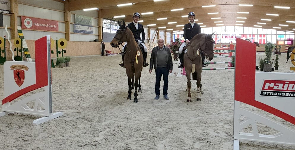 Hausherr Enno Glantz konnte über das Abschneiden seiner Reiter zufrieden sein und gratulierte Christoph Lanske und Andre Wesseler zum Sieg.