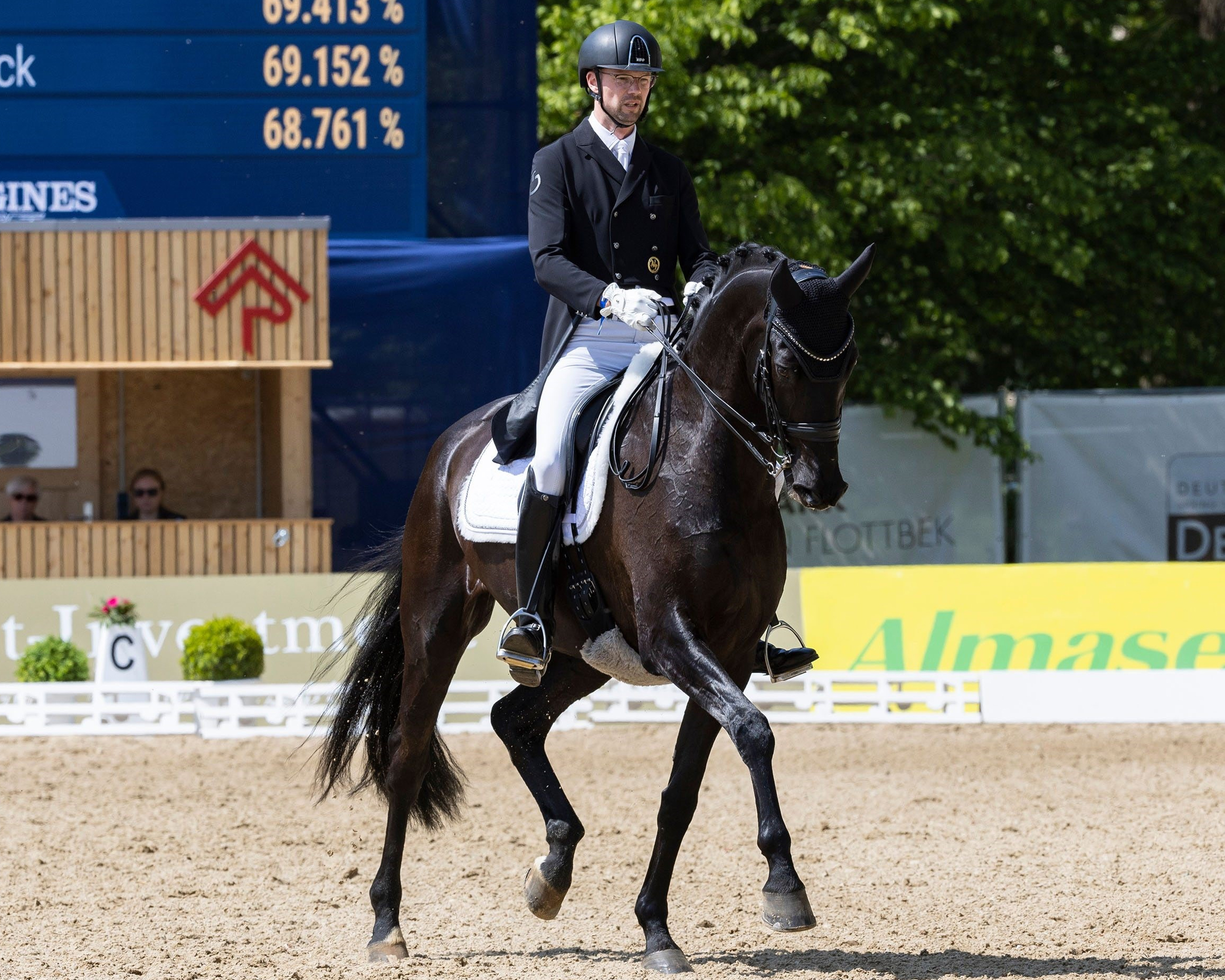 Felix Kneese wird beim Vier-Sterne-Turnier in Hohen Wieschendorf an den Start gehen. Das Foto zeigt ihn mit San Simeon OLD beim Almased-Derby in Hamburg. © Lafrentz