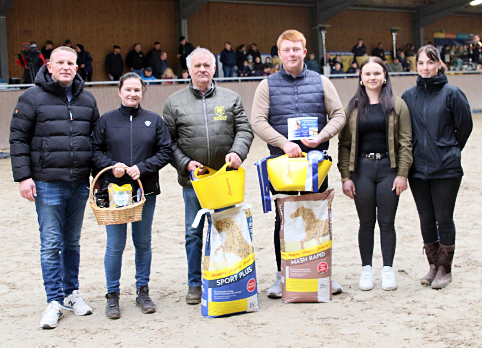 Ehrungen: v.l. Thomas Kleis (Organisator), Anika Orgel (2.Platz 4-j.), Wilfried Holl (2.Platz 3-j.), Christoph Maack (Ausbilder der 3j. Siegerin), Jasmin Siggel (Pflegerin von Thomas Kleis), Medea Griebenow (Vertreterin Zuchtverband). © KaLo