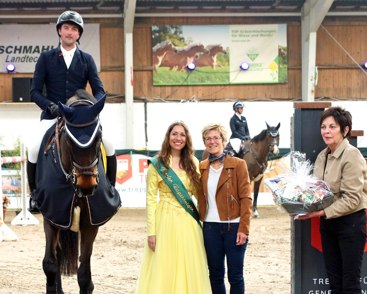 Rapskönigin Melanie Korkor, die Poeler Bürgermeisterin Gabriele Richter und Martina Blach mit Präsentkorb vom Veranstalter gratulieren Philipp Makowei zum Sieg. © KaLo
