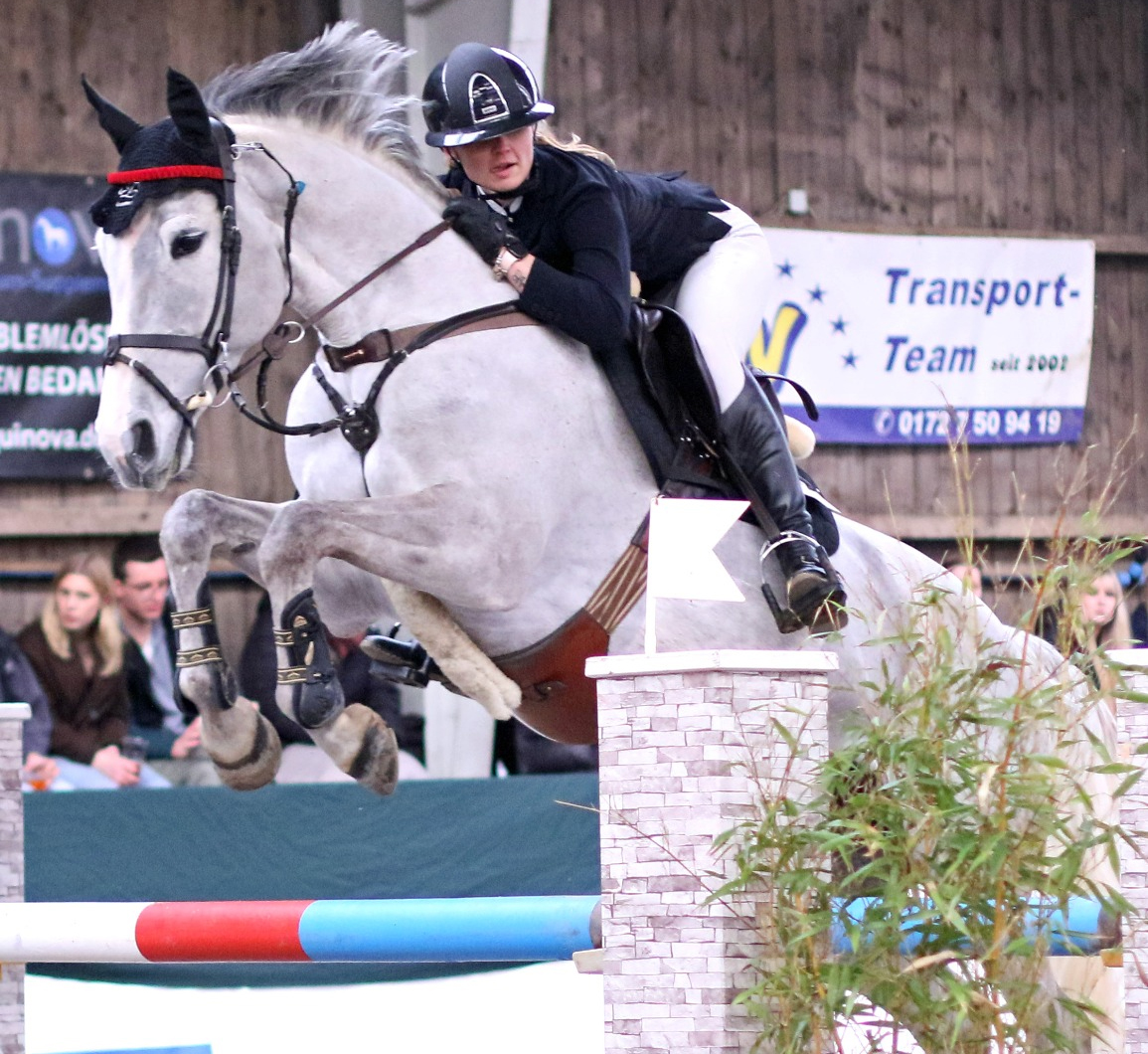 Siegerin im S-Springen um die Qualifikation zur Junior-Future-Tour wurde Tessa Leni Thillmann (Gadebusch) mit der 9-jährigen Stute Click M. © KaLo