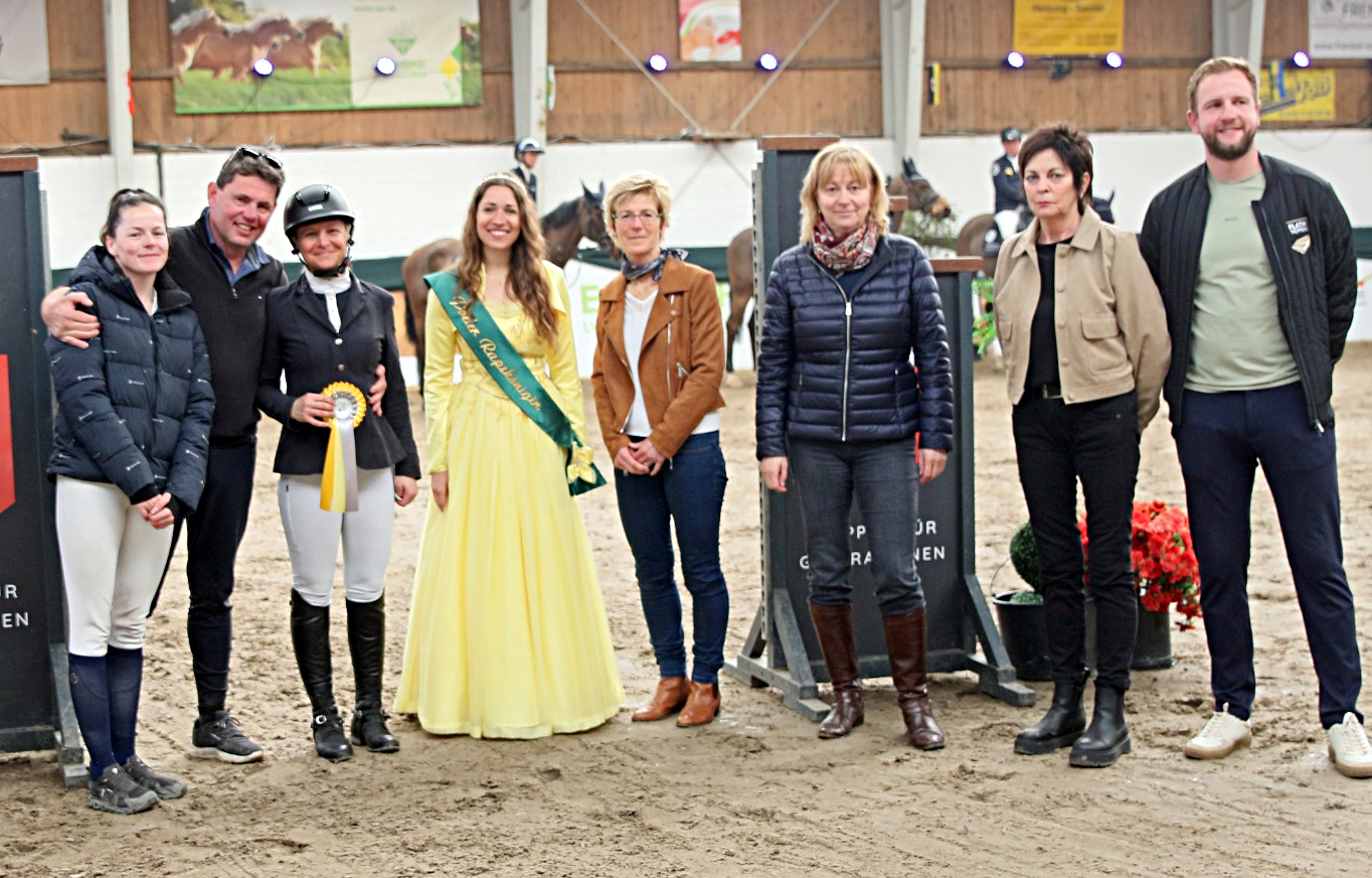 Gruppenfoto mit Turnierleitung, Sponsoren und Ehrengästen: v.r. Nikels Plath, Martina Blach, Christiane Berg, Gabriele Richter, Melanie Korkor, Anne Wejda, Andre Plath und Tochter Lilli Plath. © KaLo