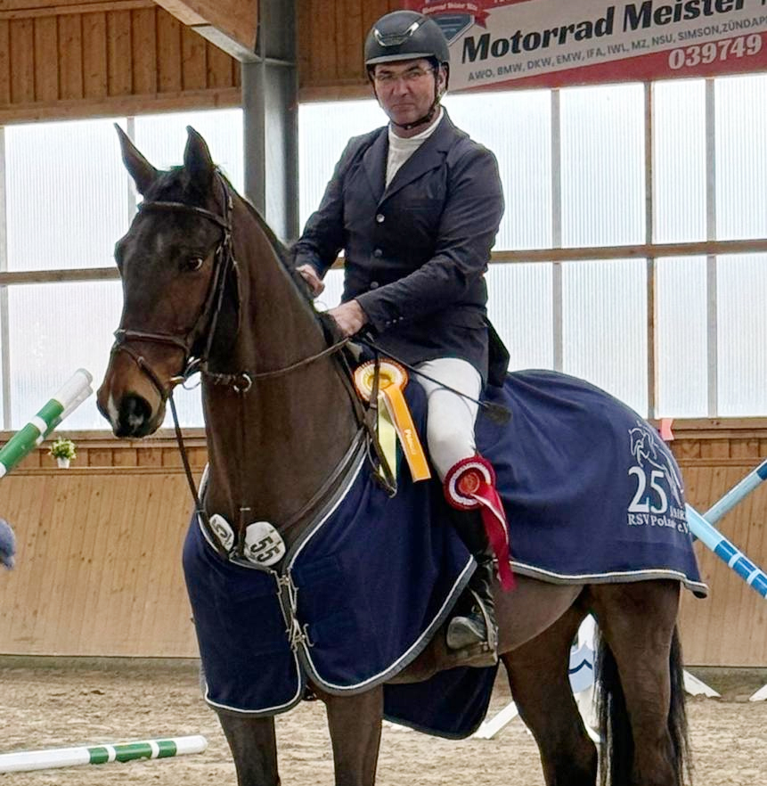 Zum Sieg von Olaf Jürgens auf Colorado im L-Springen freut sich auch Fotografin und Tochter Luisa Jürgens. © L. Jürgens