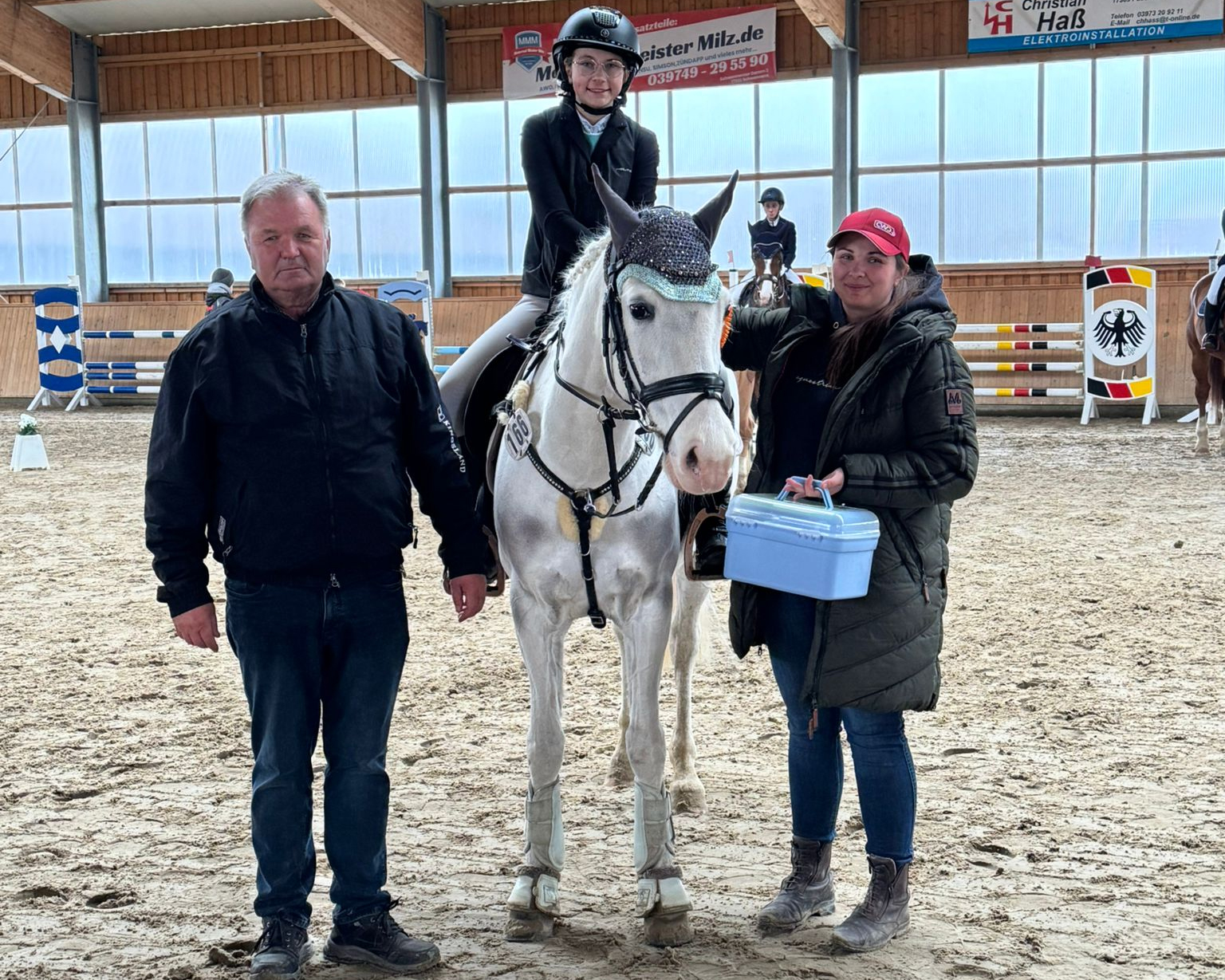 Opa Martin Jürgens und Tante Elisabeth Jürgens gratulieren Emma Ebel zum Sieg im Stilspring-Wettbewerb. © L. Jürgens