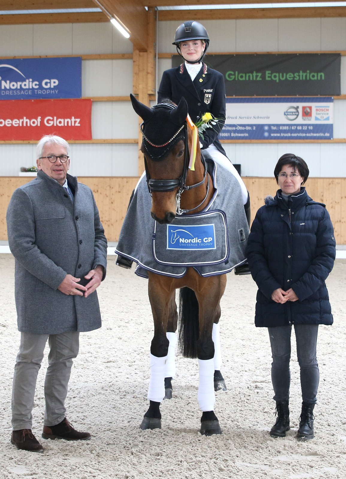 Auch Nele Klaus (Bülow-Neubeeren) gewann auf Bonfire 95 mit der S3 und dem St. Georg zwei S-Dressuren. Richter Peter Olsen und Ulrike Anders vom Orga-Büro gratulieren. © KaLo