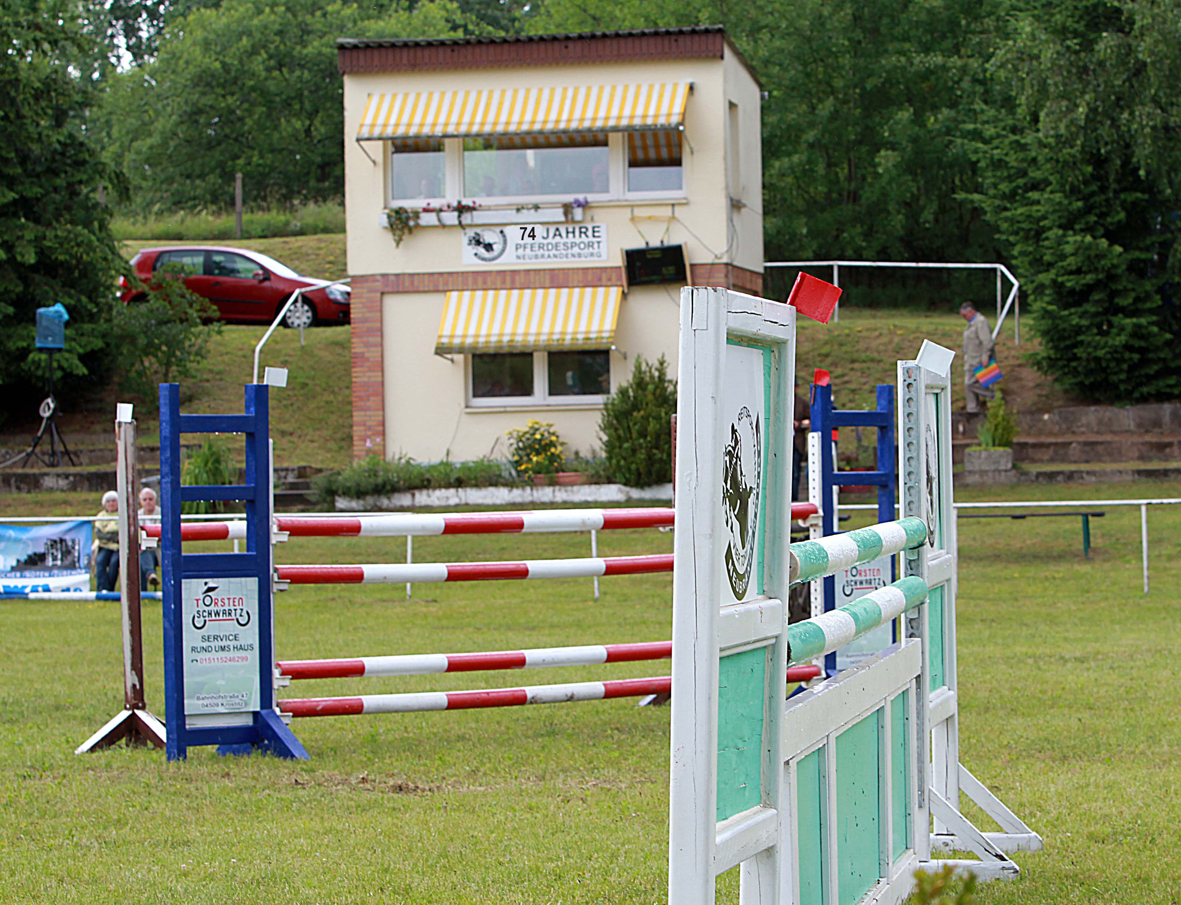 Der Neubrandenburger Turnierplatz an der Weitiner Straße im 74. Jahr des Bestehens des organisierten Pferdesports in der Stadt. © J.Wego