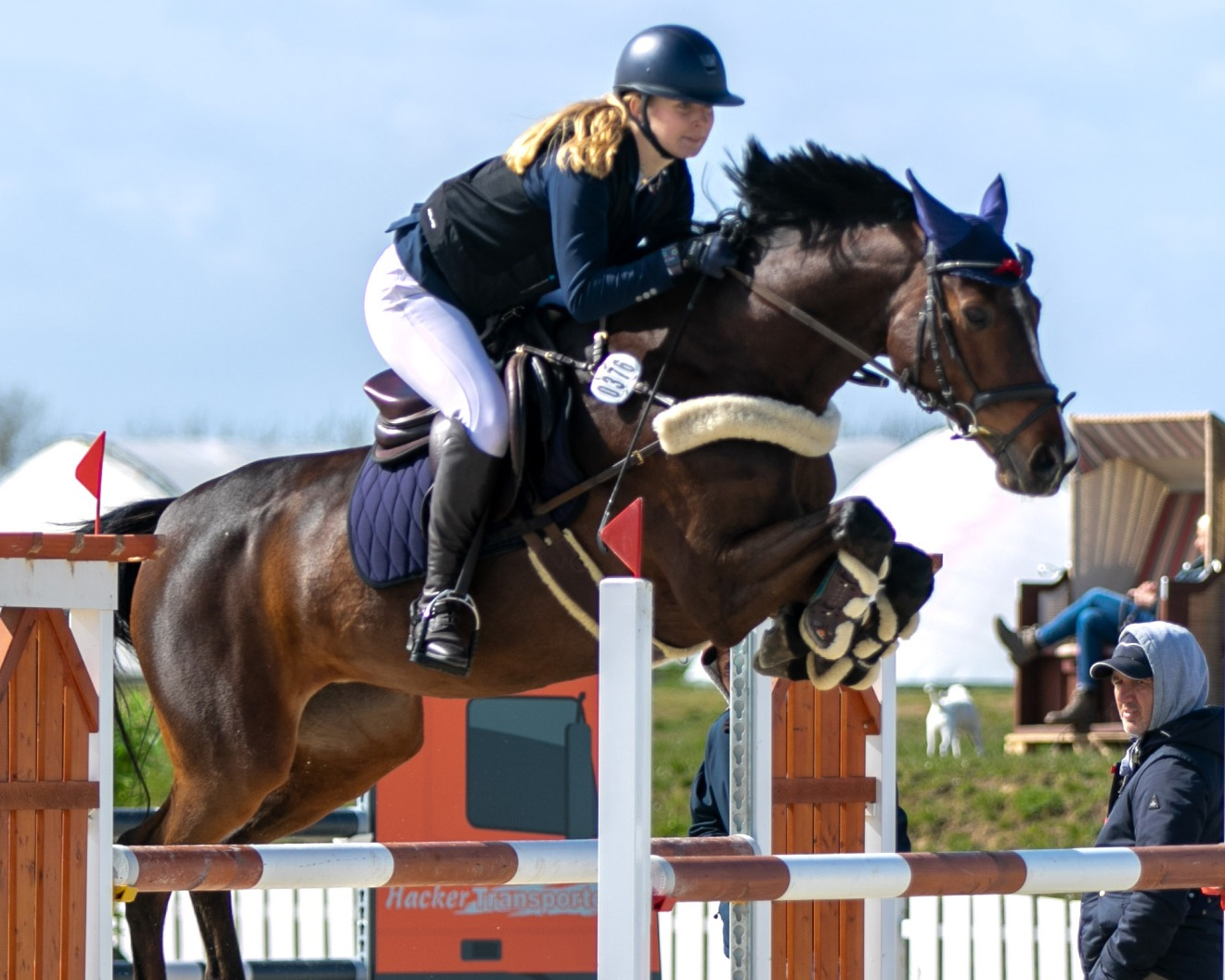 Lotte Zopff (Steffenshagen) gewann mit Namika eine Abteilung des L-Springens für Amateure. © KaLo