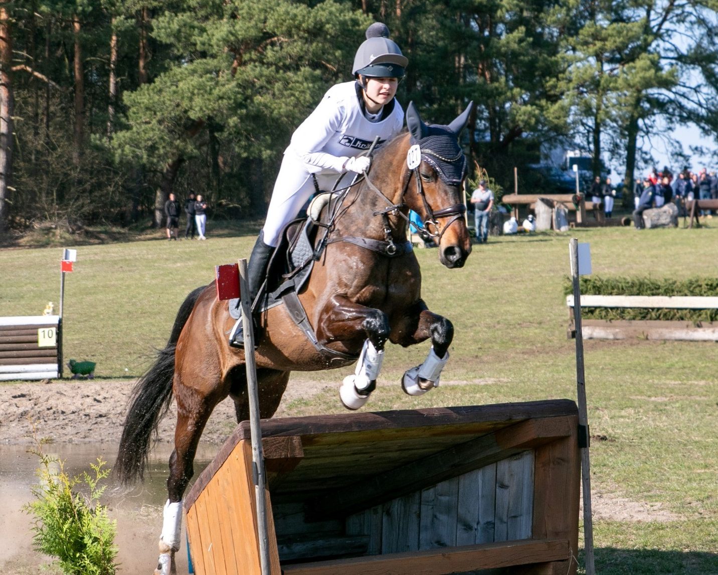 Tessa-Catharina Wilfert (Parkentin) gewann in Löwenberg mit der 8-jährigen Belestera die Zwei-Sterne Vielseitigkeit Klasse A. © KaLo
