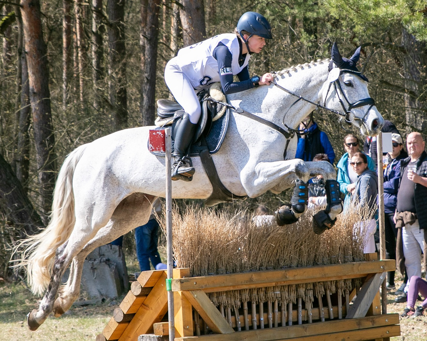 Lilly Charlott Hagemann (Zehlendorf) siegte mit der 15-jährigen Schimmelstute C’est la vie in der Ein-Sterne Vielseitigkeit Klasse A. © KaLo
