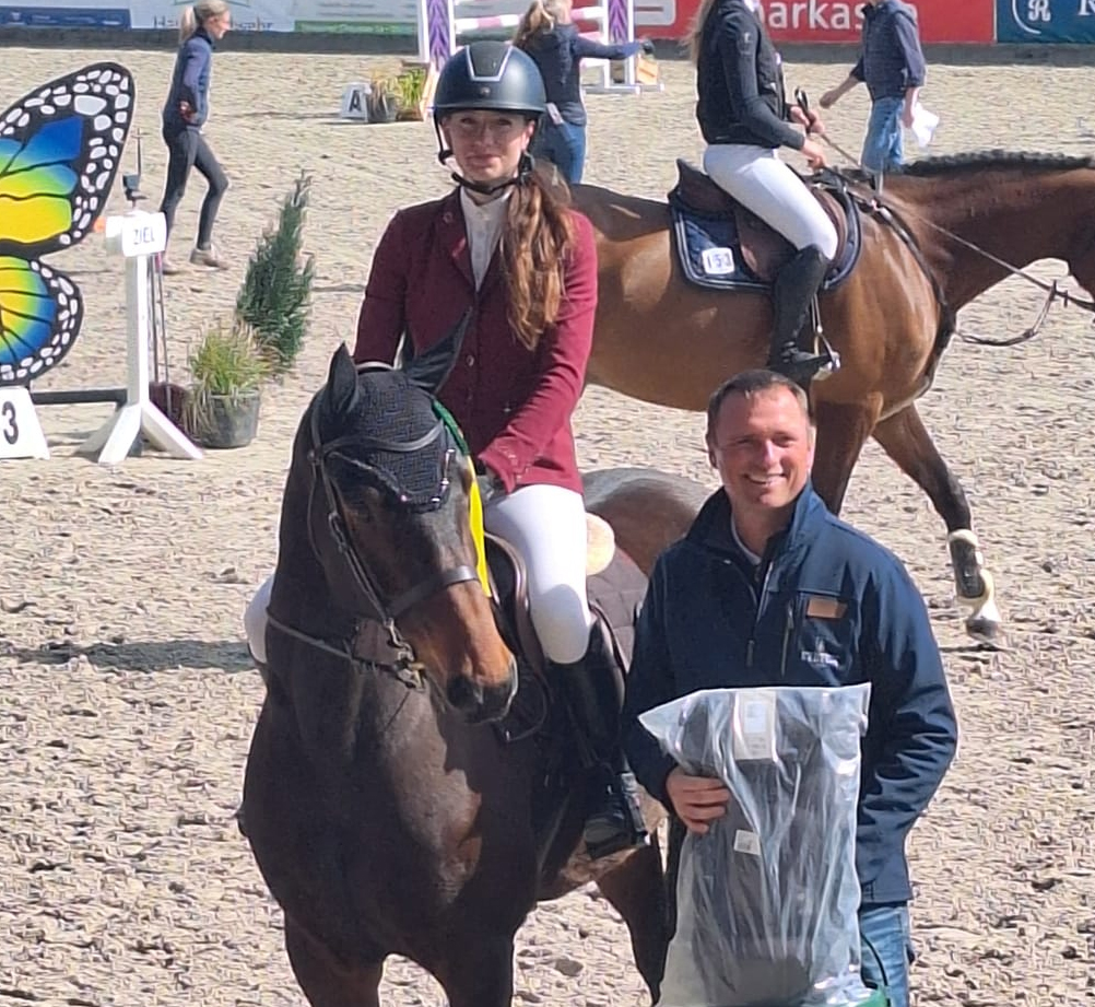 Die Redefinerin Clara Sonia Bollow gehörte mit C’est la Vie zu den Siegern der L-Springen am Samstag. Trainer und Turnierleiter Heiko Strohbehn gratuliert. ©
