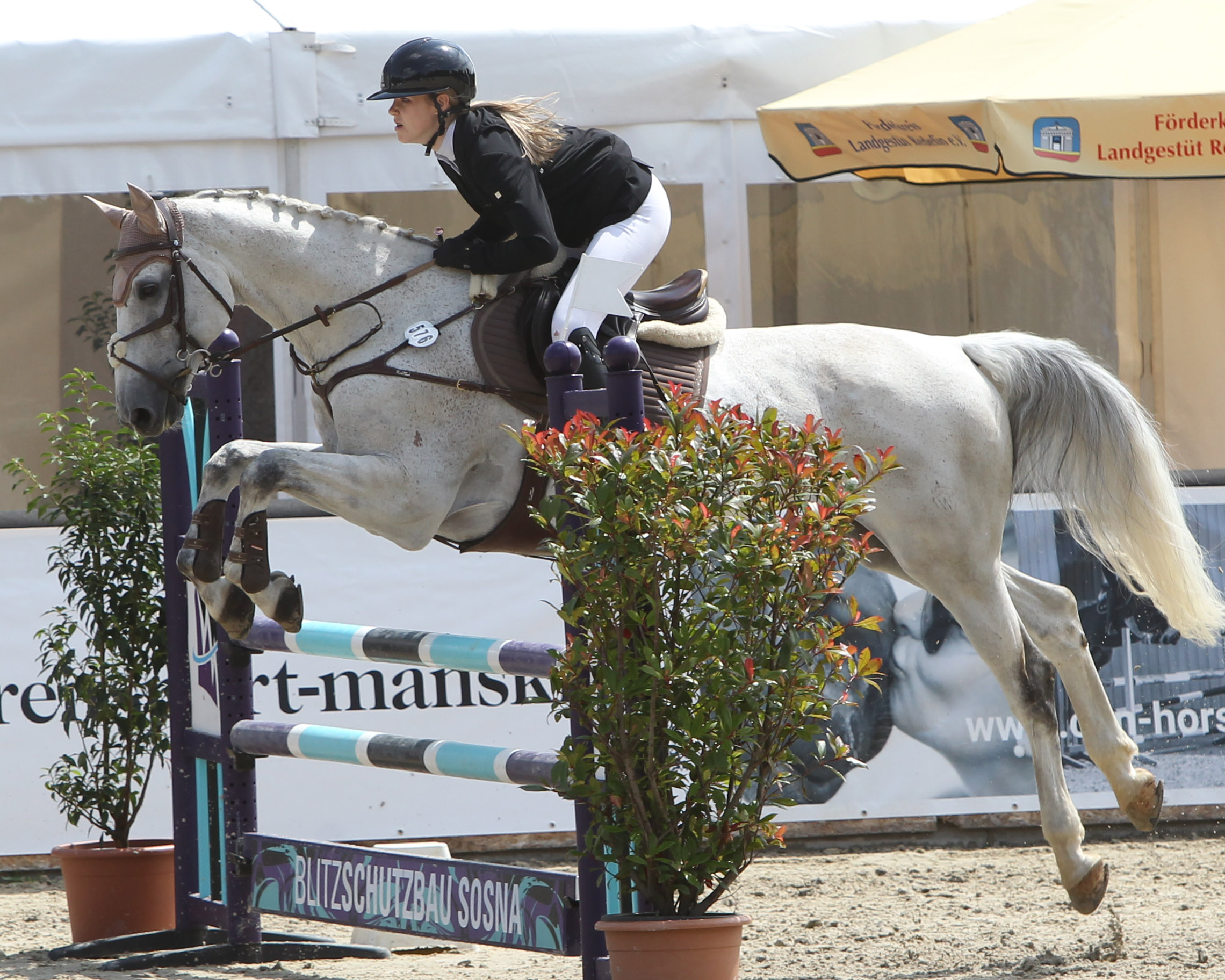 Zu den Siegerinnen in Redefin gehört auch Frieda Jurisch-Lubahn, die mit Curt AS das Zwei-Sterne Springen Klasse A gewann. © Jutta Wego