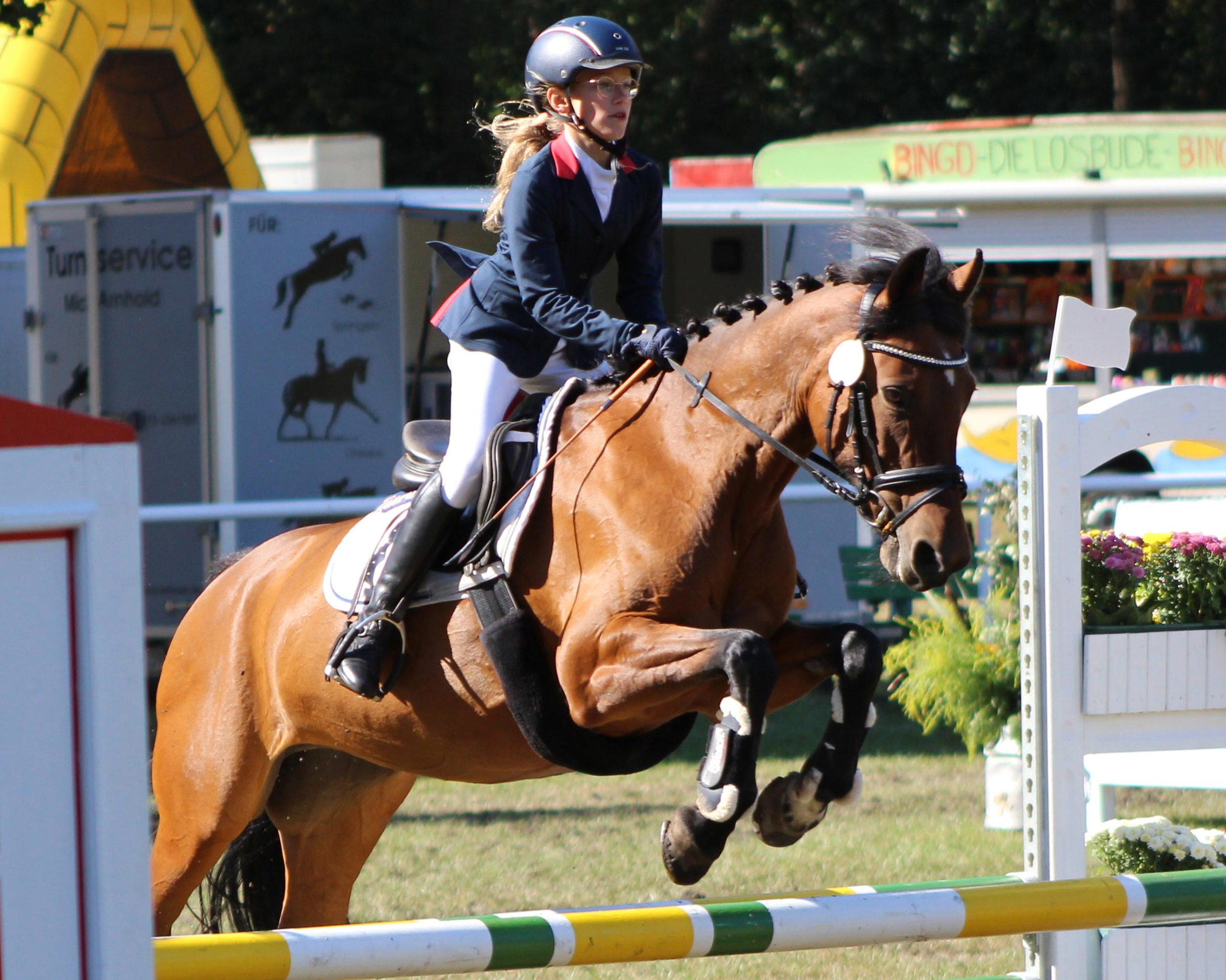 Im Kombinierten Wettbewerb, dem Thomas-Nickel-Gedächtnis-Cup, gab es einen Start-Ziel-Sieg für die 12-jährige Charlotte von Hirschheydt aus Krackow auf Pony Highlight. © Archiv Wego