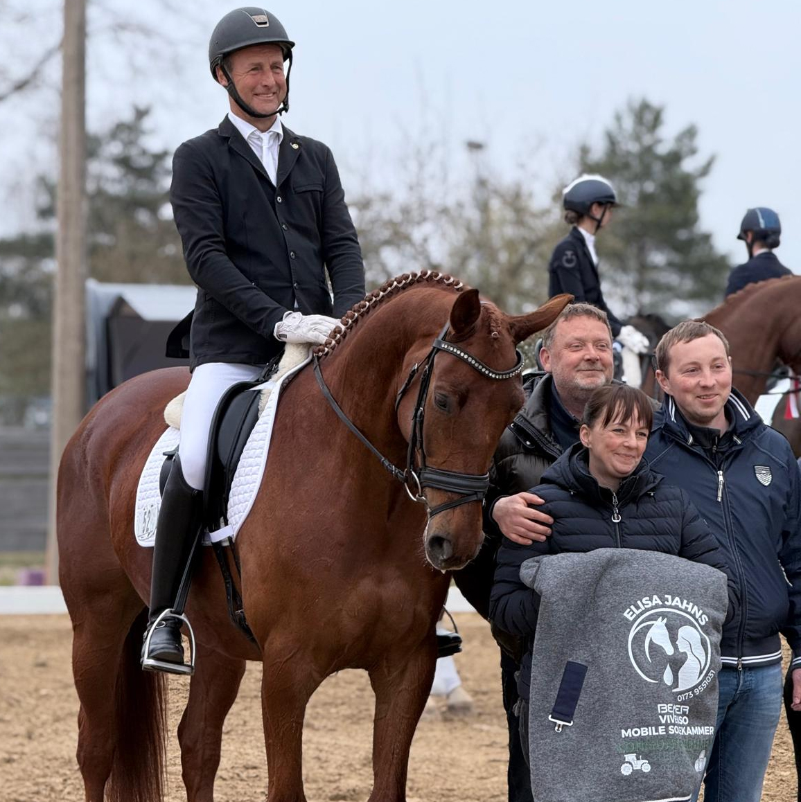 Roland Lüders hat neue Pferde im Beritt und gewann beide M-Dressuren, die M5 mit Der rote Pirat SL. Sponsor Stefan Jahns, Andreas Manski und Steffi (Pflegerin von Roland) gratulieren. © TSP GÜ