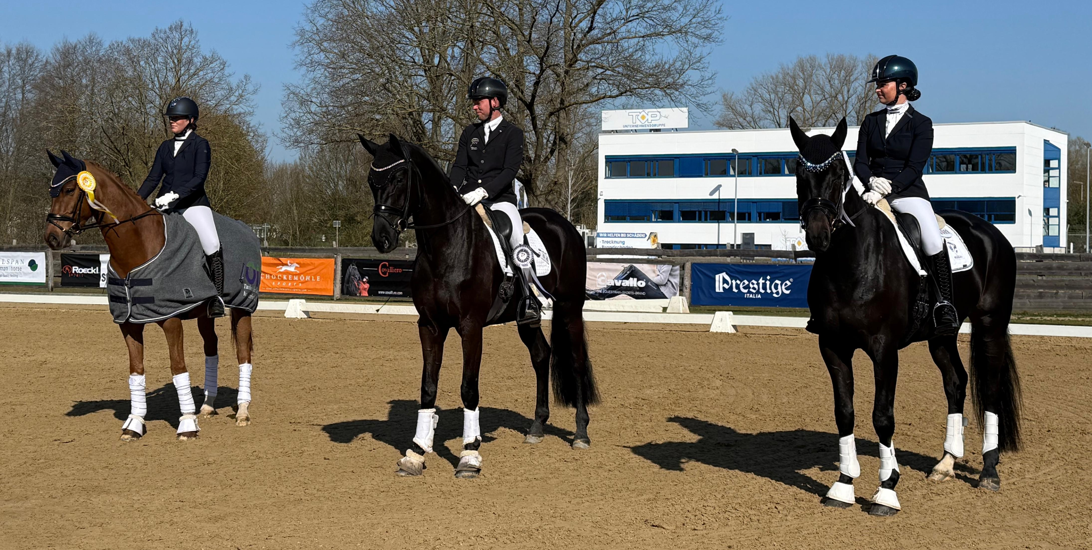 Siegerehrung in der Dressurpferde A: v.l. Frieda Maria Schierloh (TSP Güstrow) mit Ingo for fun, Ken-Christian Horst (Gestüt Heidberg) mit Ian, Susanne Voß (TSP Güstrow) mit Glorious Day. © TSP GÜ