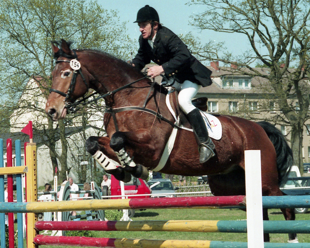 Walter Roos mit seinem unvergessenen „Brillenpferd“ Sender. © Jutta Wego