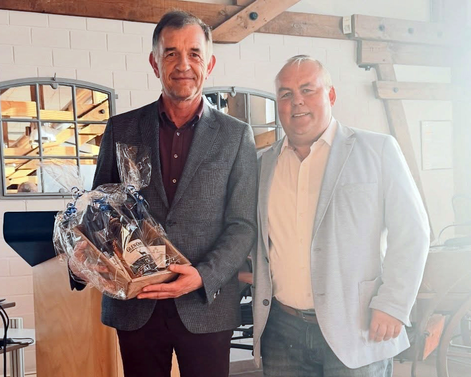 Dr. Siegfried Hoffmann vom LALLF wurde von Verbandspräsident Jörg Hasselmann bei der Delegiertenversammlung aus Anlass seines 65. Geburtstags und für die Unterstützung in stürmischer Zeit geehrt. © D. Vollmers