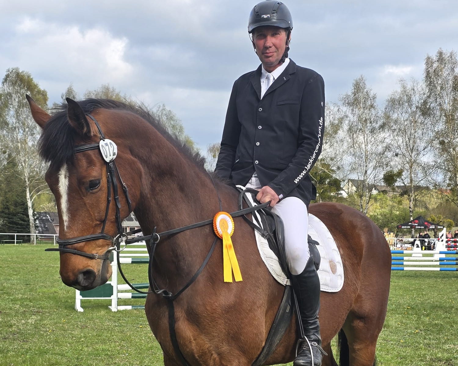 Zu einem Gastgebersieg kam Frank Schmidt, der mit dem 10-jährigen Callador im A-Punktespringen ebenfalls ein selbstgezogenes Pferd ritt. © C. Starke