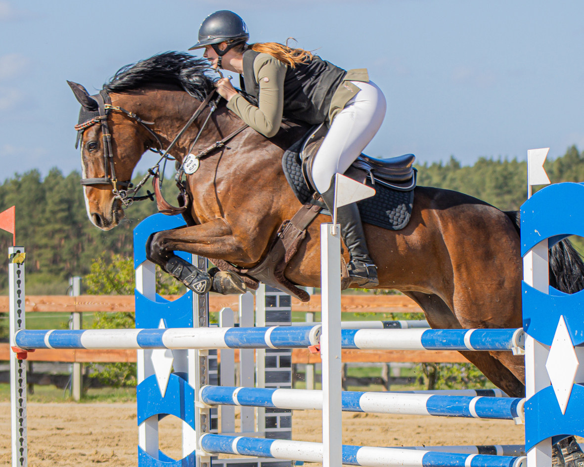 Den ersten M-Sieg am Freitag sicherte sich Pia Marie Starck (Gr. Vielen) mit Caluna, mit der sie im Großen Preis Dritte wurde. © Sophia Boge