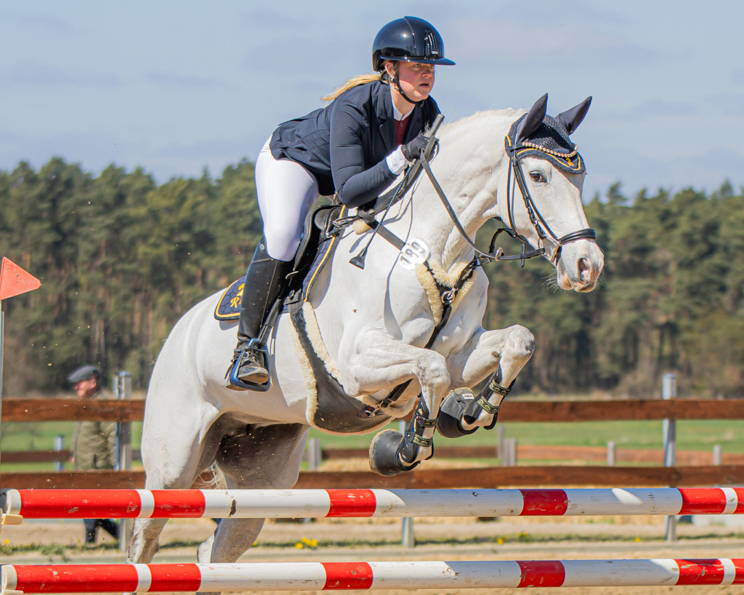 Luzie Schwinge (Weitenhagen) unterstrich mit Lea SE einmal ihr stilistisch gutes Reiten mit 8,8 beim Sieg im Stilspringen Klasse L. © Sophia Boge
