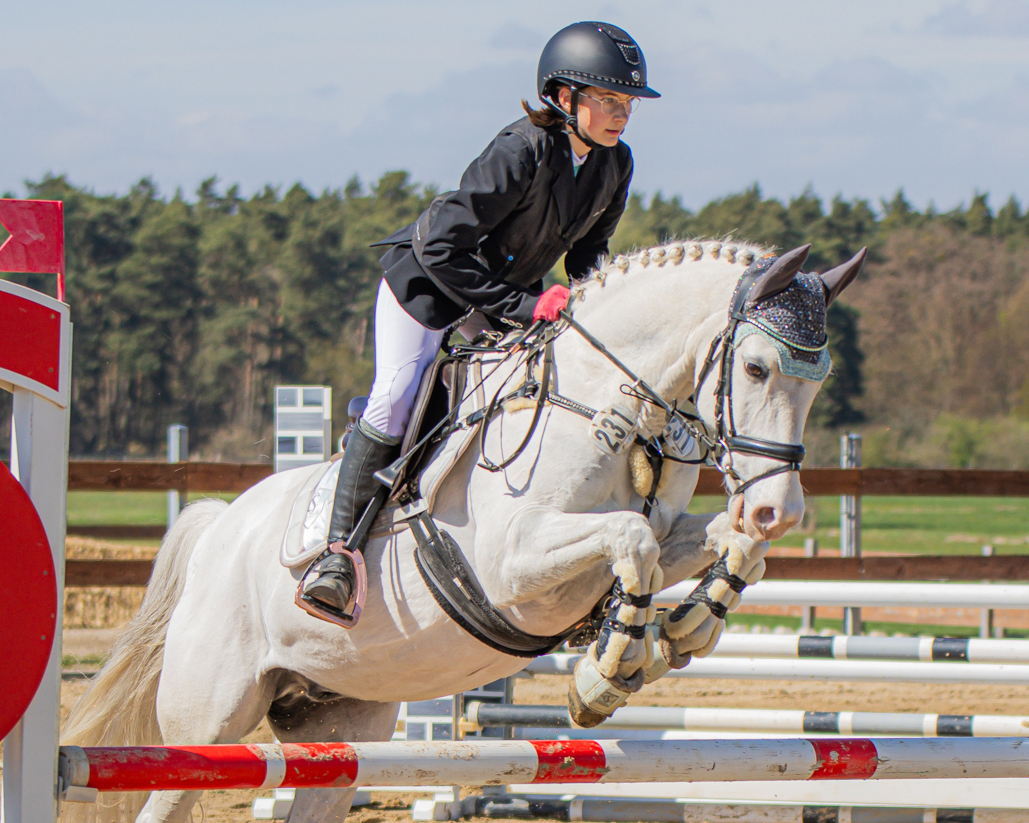 Freude im Hause Ebel und Jürgens über den Sieg mit Stilnote 8,6 der 12-jährigen Emma Ebel im VG-Talente-Fördercup mit Pony One For All Ixes. © Sophia Boge