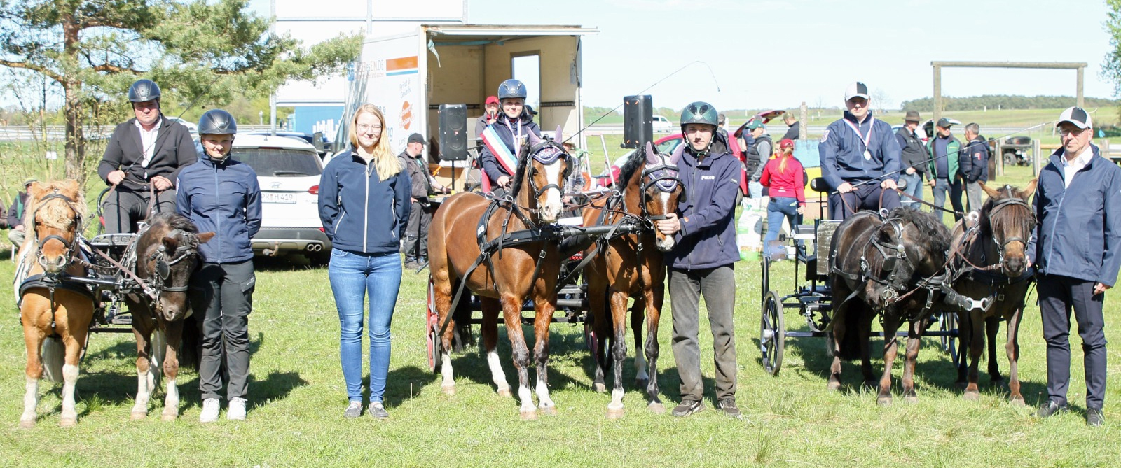 Die Medaillengewinner der Pony-Zweispänner: v. l. Robert Dieckmann, Bronze (ZRFV Wusterhusen) Michele Schildt, Gold (PSV Nieköhr), Bjarne Kalsow, Silber (Lewitzer FRV). © KaLo