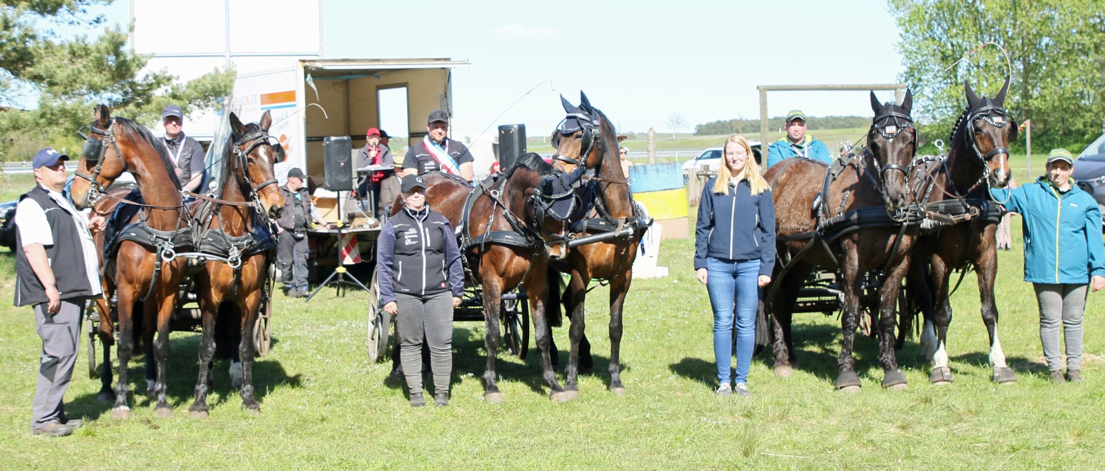 Die Medaillengewinner der Pferde-Zweispänner: v. l. Jörg Bogdan (Bronze (Lewitzer FRV), Tobias Kriemann, Gold (Reitergilde Katzow), Bjarne Kalsow, Silber (Lewitzer FRV). © KaLo