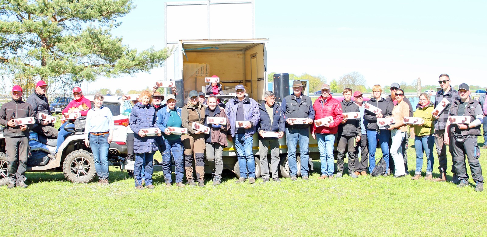 Zum Abschluss des gelungenen Turniers bedankten sich die Organisatoren bei allen Helfern mit einer Packung Grabower Küsschen. Nur Meldestellenleiterin Dorit Wolf, die gute Seele des Turniers und Tochter des einstigen DDR-Spitzenfahrers Heinrich Warnecke, steht mit leeren Händen da. © KaLo