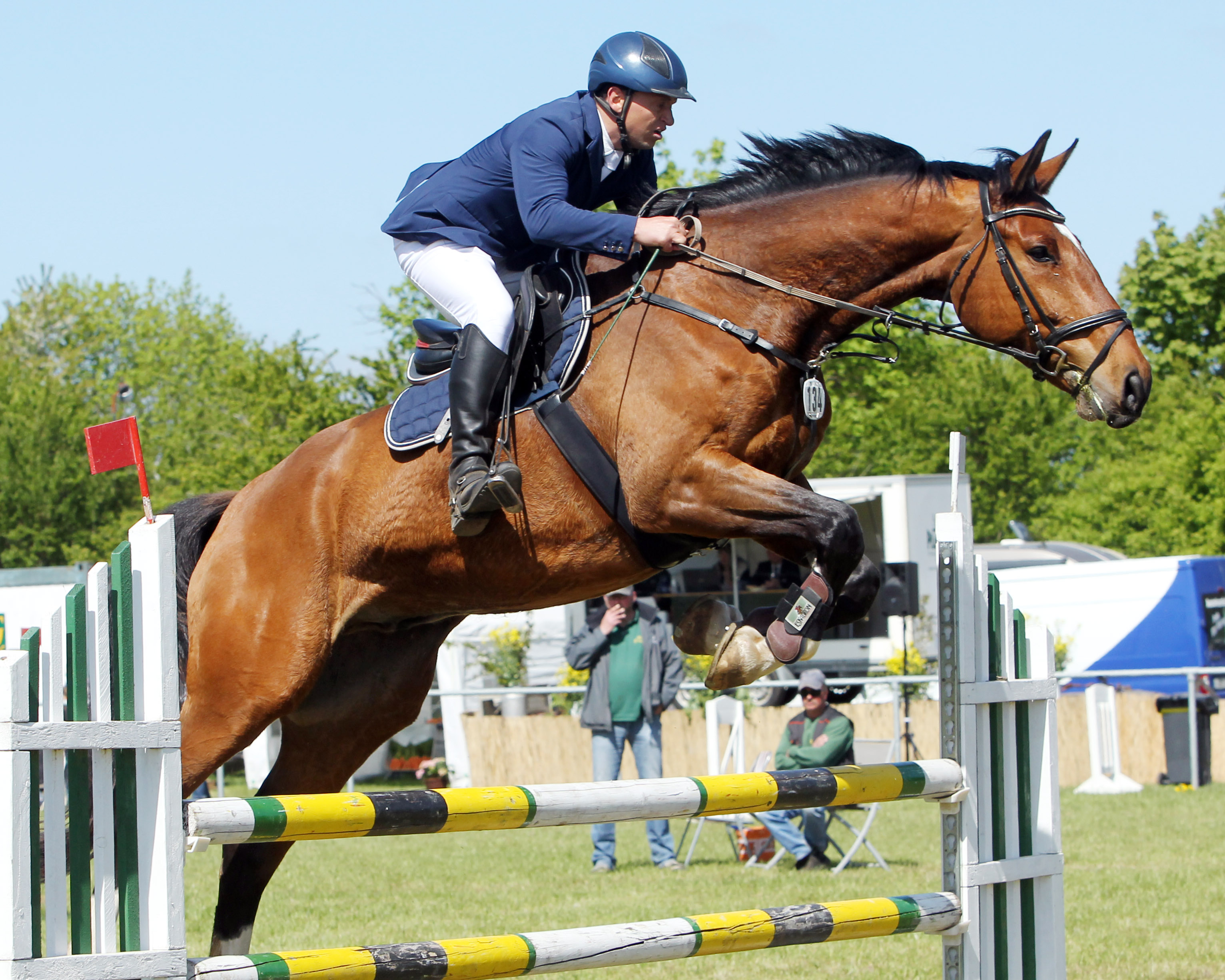 Robert Bartelt vom Gastgeber Marlow gewann mit Boris Bäcker das Springen um den VR-Cup und wurde im L-Springen Zweiter. © Archiv Wego